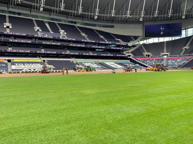 Le gazon hybride de Tarkett Sports en cours d'installation au stade de Tottenham à Londres